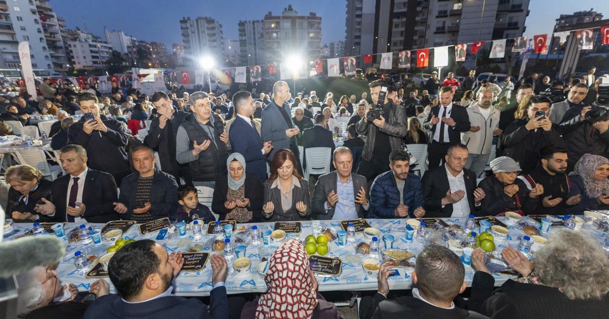 Başkan Seçer ve Meral Seçer Mezitli iftarında yurttaşlarla buluştu
