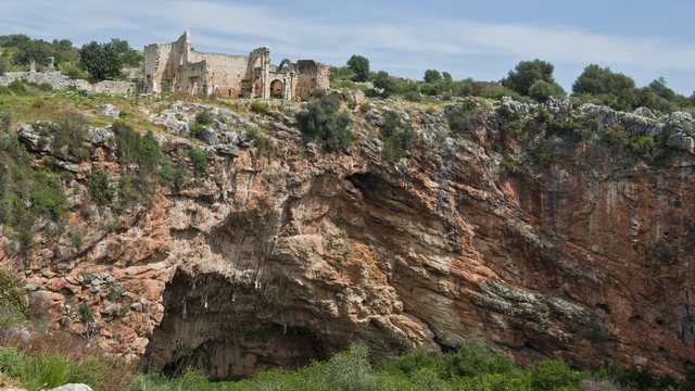 Kanlıdivane ören yeri Erdemli hattında ziyaretçi çeken başlıca alanlardan biri