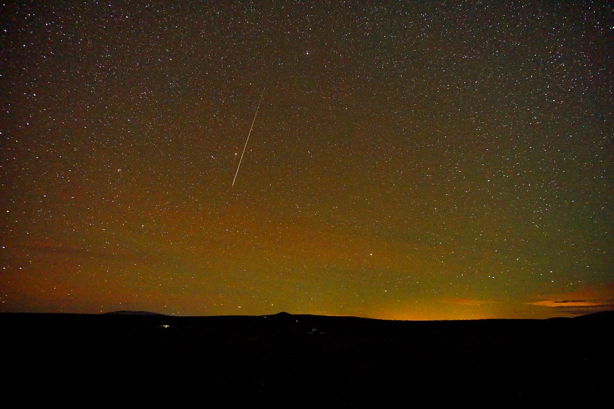 Yıldızlı gece gökyüzünde görülen Draconid meteoru