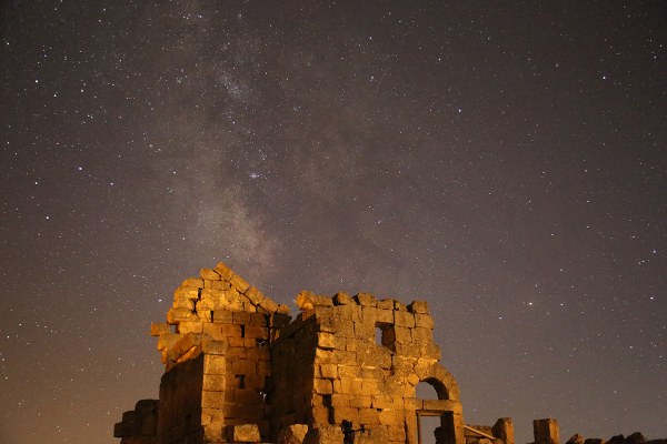 Diyarbakır’daki Zerzevan Kalesi ve gece gökyüzü.