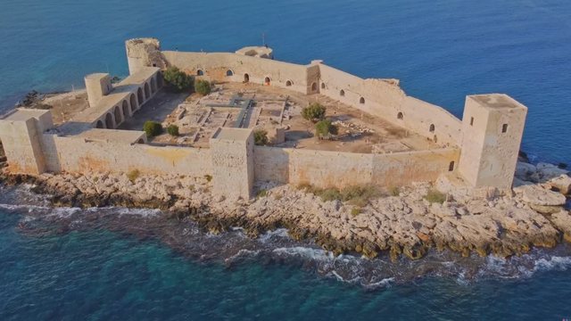Mersin'de Kızkalesi sahil rotasının en güçlü simgelerinden biri olmayı sürdürüyor